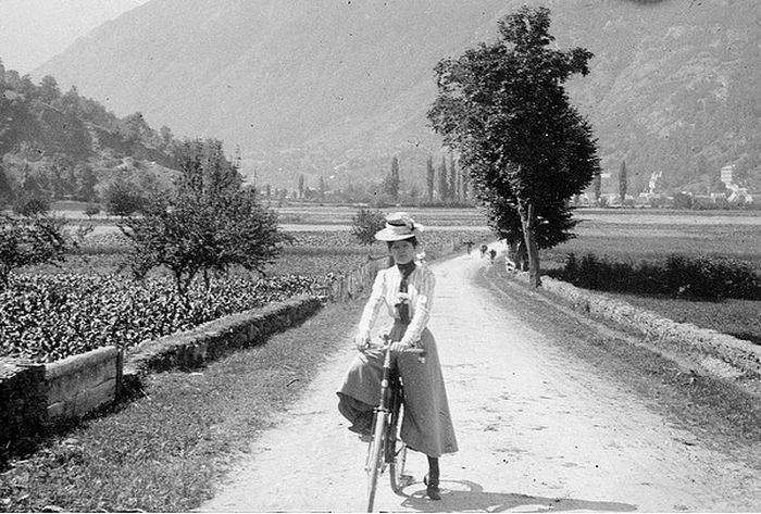 Annie Kopchovsky: The fearless woman who cycled the world in the 1890s