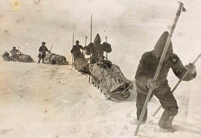 Nansen crossing of the Greenland icecap