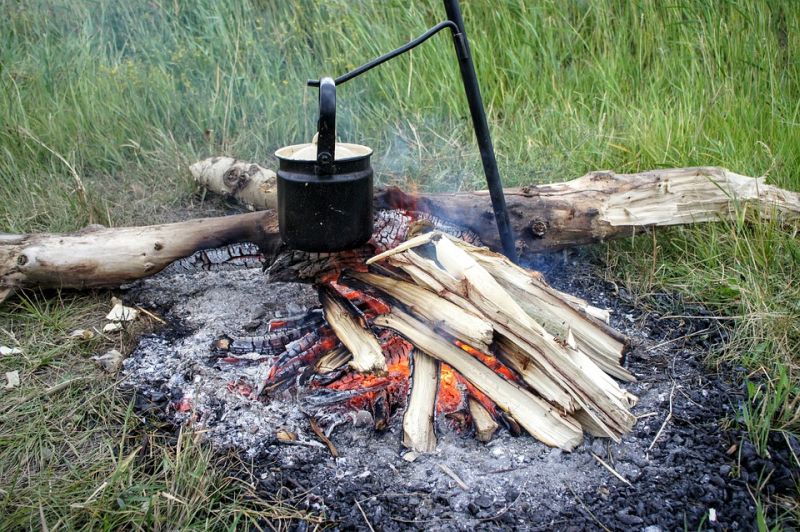 Campfire-Boiling-Water-Purification