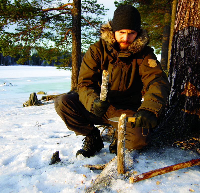 Wood splitting with a knife