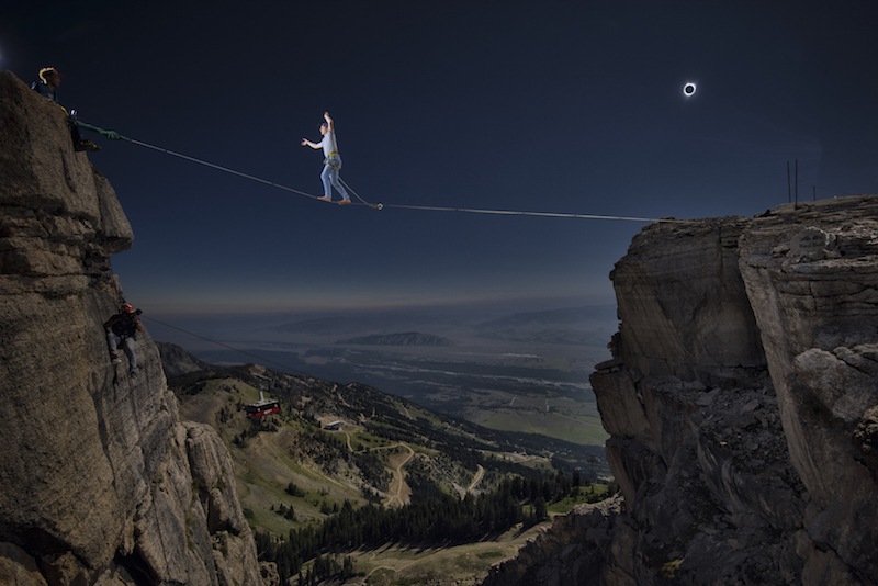 Alex Mason slacklining