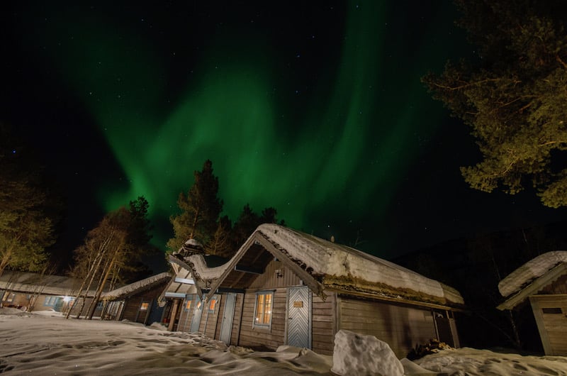 Ongajok Mountain Lodge - Northern lights above - winter adventures