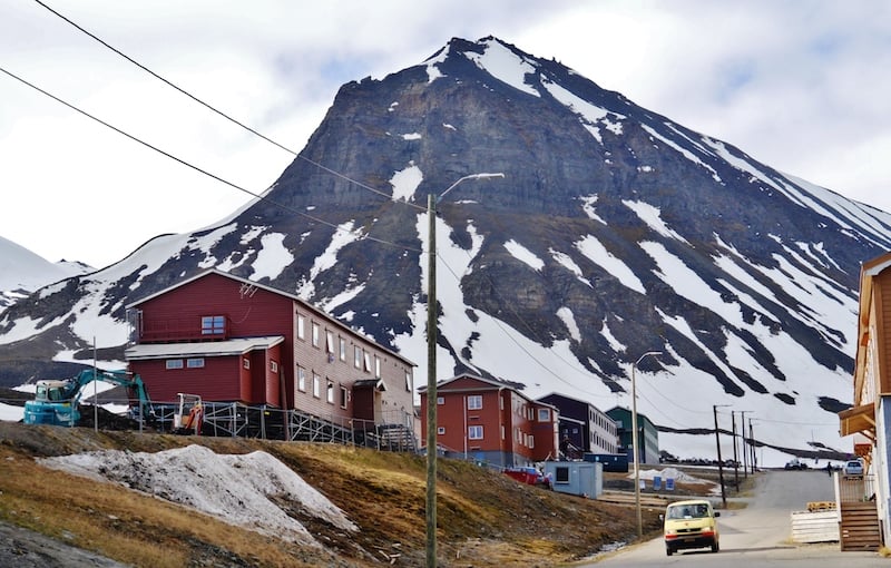 stilts buildings in longyearbyen