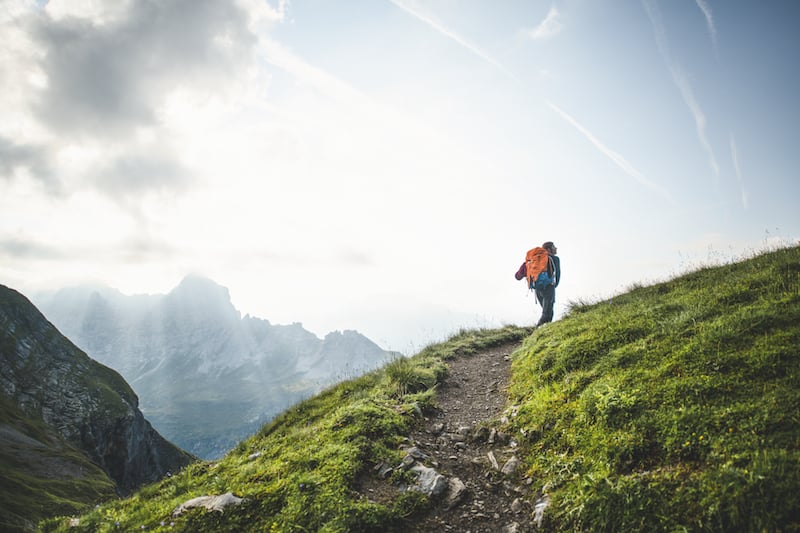 Via Alpina, 9. Etappe, Engstlenalp-Meiringen: Jana geht einen der schoensten Panoramawege der Alpen entlang, links Radlefs- und Maehrenhorn im Morgenlicht.