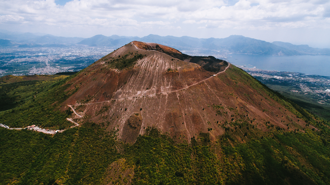 climbing mount Vesuvius, adventures in Southern Italy 