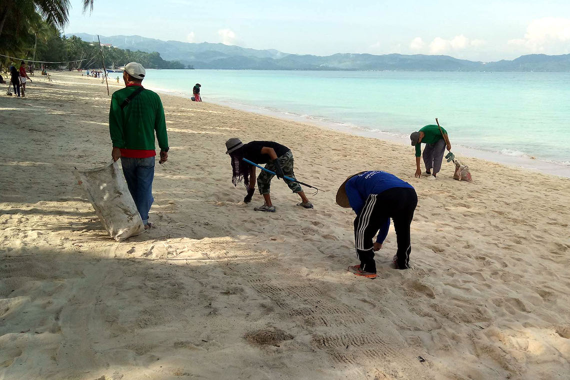 Beach clean up in Borocay - oppurtunities for volunteering in the Philippines