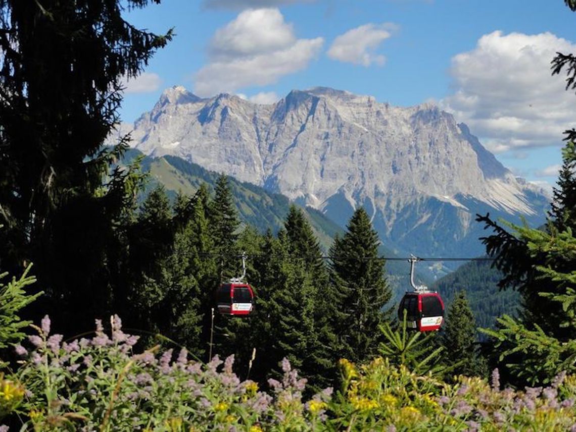Cable cars from the alpine hut - best views in Zugspitz Arena