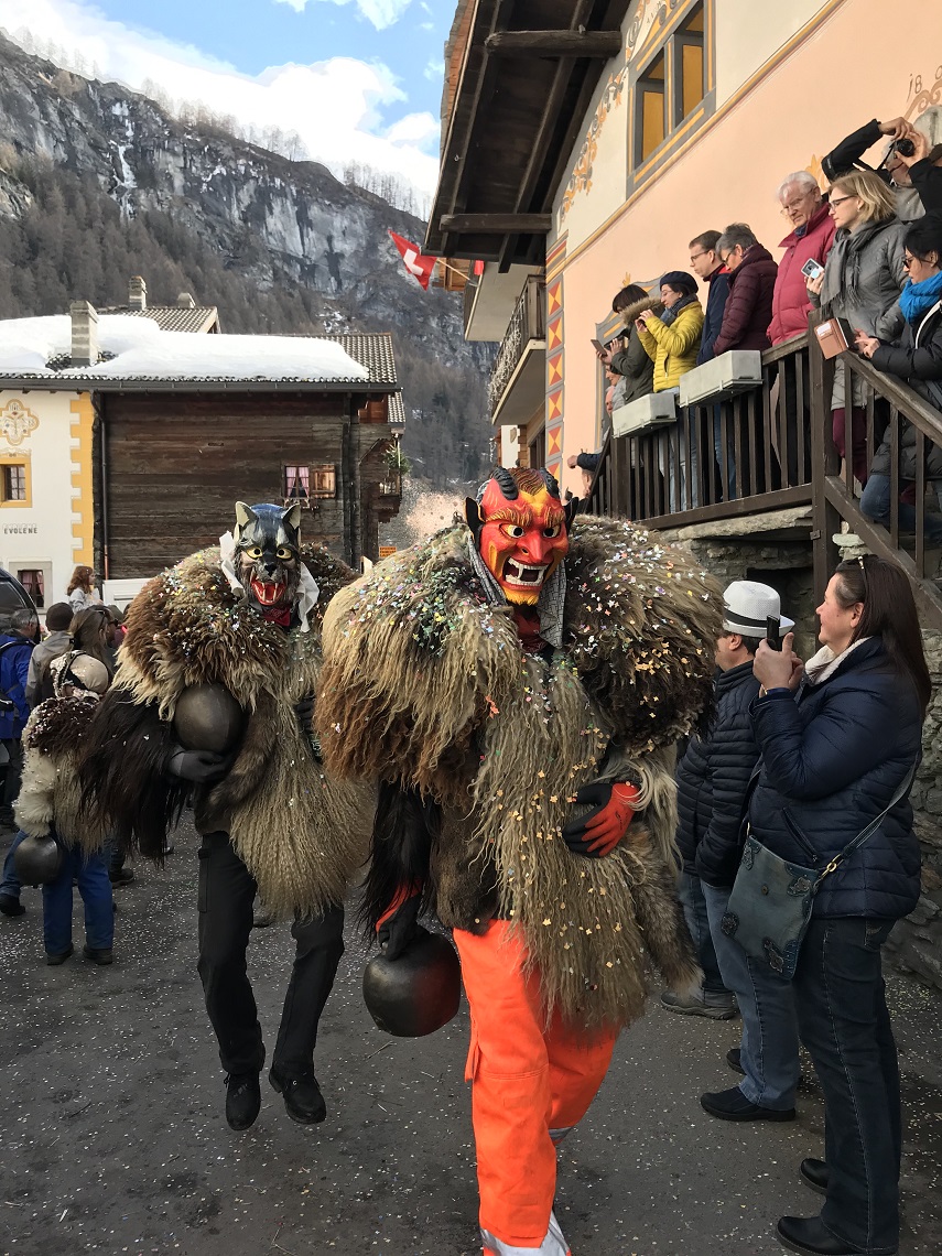 Peluches in the parade in town