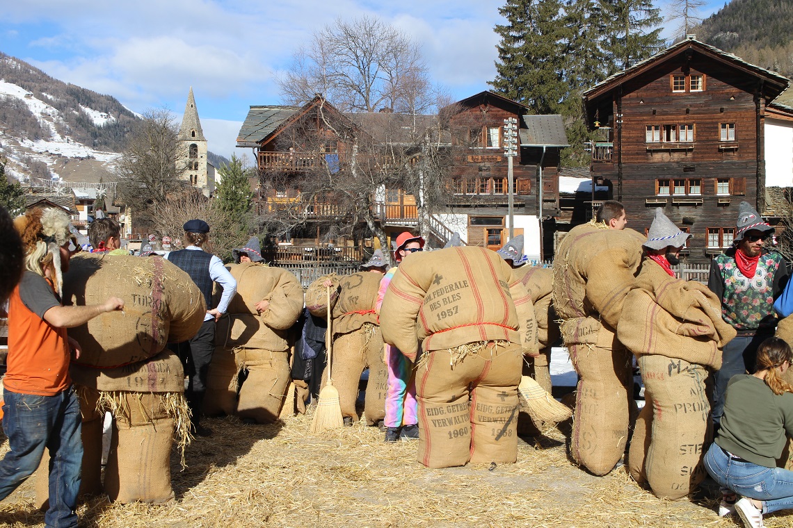 Preparation for the parade of the Empailles