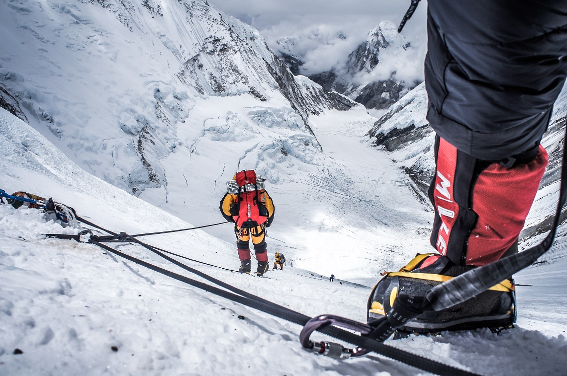 Traversing-across-the-Lhotse-face