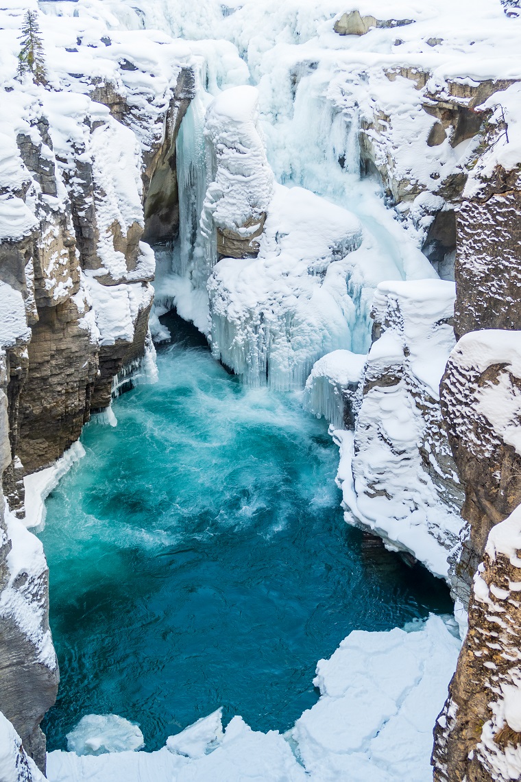 Sunwapta-Upper-Falls-in-Jasper-National-Park-Canada