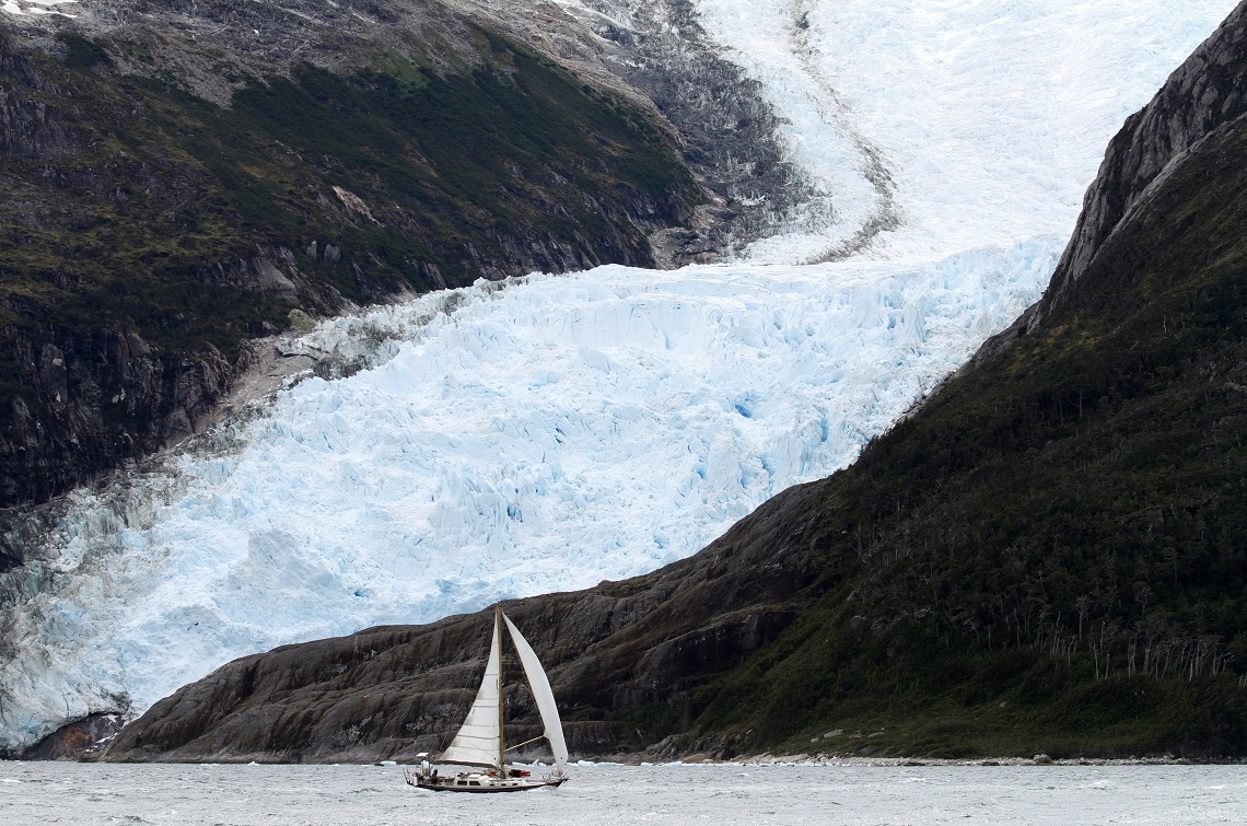 Beduin sails past Ventisquero Italia, Beagle Channel, Tierra del Fuego