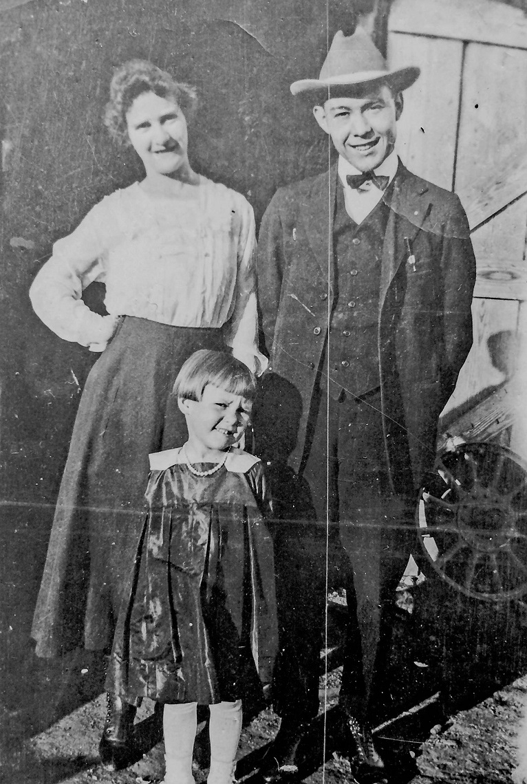 Plennie Lawrence Wingo with his wife, Idella, and daughter, Vivian, taken around 1919