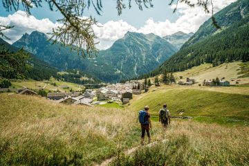 Hikers in Simplon-Dorf