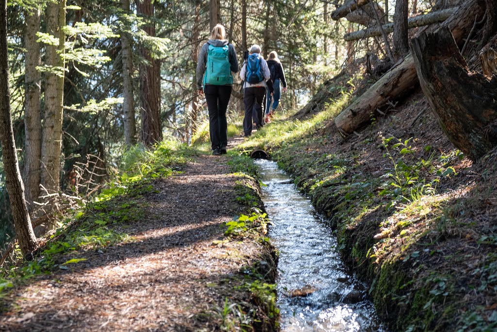Two hikers near a stream in sirwoltusee